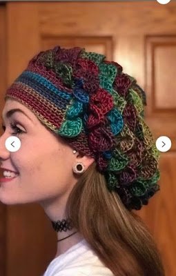 O inverno começou e chegou a hora de se jogar nos acessórios quentinhos que mudam qualquer look monótono. Para variar o look de todo dia, a dica é apostar nos cachecóis, lenços, óculos escuros e, claro, acessórios de cabeça.