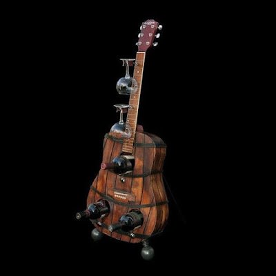 Quem gosta de música vai curtir ter uma peça para decorar a casa, seja no formato de móvel, luminária ou apenas um adorno no formato de violão. Sem dúvida estas ideias criativas com violão irão chamar a atenção de suas visitas e fazer o maior sucesso.