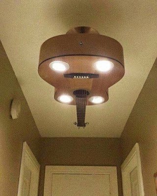 Quem gosta de música vai curtir ter uma peça para decorar a casa, seja no formato de móvel, luminária ou apenas um adorno no formato de violão. Sem dúvida estas ideias criativas com violão irão chamar a atenção de suas visitas e fazer o maior sucesso.