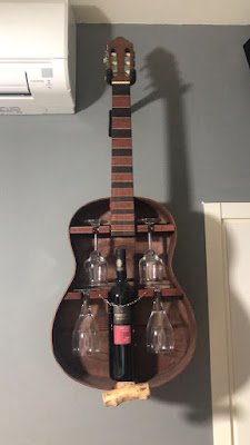 Quem gosta de música vai curtir ter uma peça para decorar a casa, seja no formato de móvel, luminária ou apenas um adorno no formato de violão. Sem dúvida estas ideias criativas com violão irão chamar a atenção de suas visitas e fazer o maior sucesso.