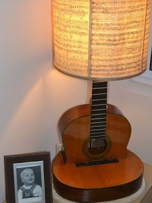 Quem gosta de música vai curtir ter uma peça para decorar a casa, seja no formato de móvel, luminária ou apenas um adorno no formato de violão. Sem dúvida estas ideias criativas com violão irão chamar a atenção de suas visitas e fazer o maior sucesso.