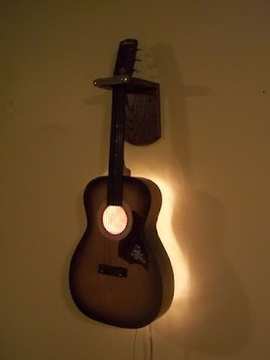 Quem gosta de música vai curtir ter uma peça para decorar a casa, seja no formato de móvel, luminária ou apenas um adorno no formato de violão. Sem dúvida estas ideias criativas com violão irão chamar a atenção de suas visitas e fazer o maior sucesso.