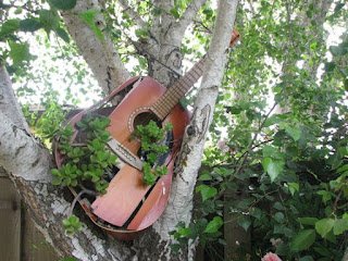 Quem gosta de música vai curtir ter uma peça para decorar a casa, seja no formato de móvel, luminária ou apenas um adorno no formato de violão. Sem dúvida estas ideias criativas com violão irão chamar a atenção de suas visitas e fazer o maior sucesso.