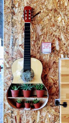 Quem gosta de música vai curtir ter uma peça para decorar a casa, seja no formato de móvel, luminária ou apenas um adorno no formato de violão. Sem dúvida estas ideias criativas com violão irão chamar a atenção de suas visitas e fazer o maior sucesso.