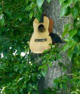 Quem gosta de música vai curtir ter uma peça para decorar a casa, seja no formato de móvel, luminária ou apenas um adorno no formato de violão. Sem dúvida estas ideias criativas com violão irão chamar a atenção de suas visitas e fazer o maior sucesso.