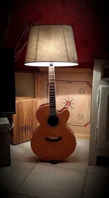 Quem gosta de música vai curtir ter uma peça para decorar a casa, seja no formato de móvel, luminária ou apenas um adorno no formato de violão. Sem dúvida estas ideias criativas com violão irão chamar a atenção de suas visitas e fazer o maior sucesso.