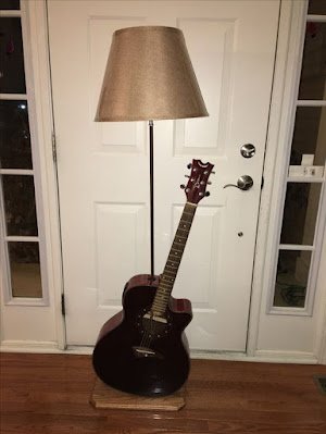 Quem gosta de música vai curtir ter uma peça para decorar a casa, seja no formato de móvel, luminária ou apenas um adorno no formato de violão. Sem dúvida estas ideias criativas com violão irão chamar a atenção de suas visitas e fazer o maior sucesso.