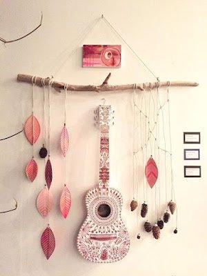 Quem gosta de música vai curtir ter uma peça para decorar a casa, seja no formato de móvel, luminária ou apenas um adorno no formato de violão. Sem dúvida estas ideias criativas com violão irão chamar a atenção de suas visitas e fazer o maior sucesso.