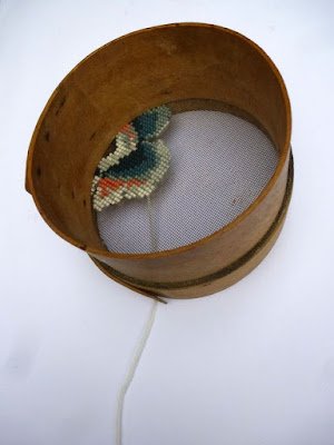 O bordado é uma arte secular que permite criar desenhos e figuras ornamentais. Para quem vive na correria, bordar pode ser uma terapia, como alternativa para relaxar, desenvolver a concentração, sair da rotina e ainda explorar dons artísticos.