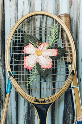 O bordado é uma arte secular que permite criar desenhos e figuras ornamentais. Para quem vive na correria, bordar pode ser uma terapia, como alternativa para relaxar, desenvolver a concentração, sair da rotina e ainda explorar dons artísticos.