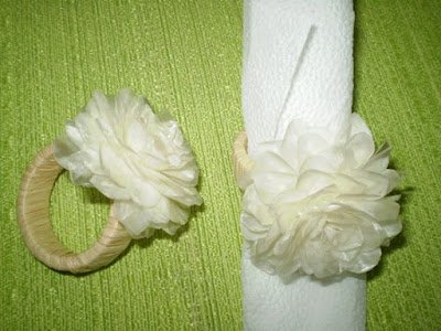 Você pode fazer bijuterias com escamas de peixe, pode fazer flores com escamas de peixe, pode fazer enfeites com escamas de peixe e pode decorar os mais diversos objetos com as peças feitas com escamas de peixe, como decorar quadros com flores feitas com escamas de peixe, por exemplo.