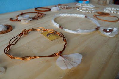 Você pode fazer bijuterias com escamas de peixe, pode fazer flores com escamas de peixe, pode fazer enfeites com escamas de peixe e pode decorar os mais diversos objetos com as peças feitas com escamas de peixe, como decorar quadros com flores feitas com escamas de peixe, por exemplo.