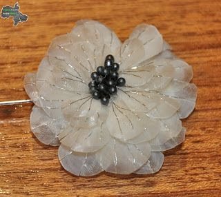 Você pode fazer bijuterias com escamas de peixe, pode fazer flores com escamas de peixe, pode fazer enfeites com escamas de peixe e pode decorar os mais diversos objetos com as peças feitas com escamas de peixe, como decorar quadros com flores feitas com escamas de peixe, por exemplo.