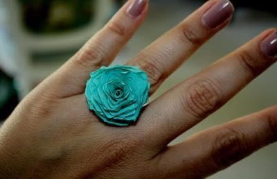 Você pode fazer bijuterias com escamas de peixe, pode fazer flores com escamas de peixe, pode fazer enfeites com escamas de peixe e pode decorar os mais diversos objetos com as peças feitas com escamas de peixe, como decorar quadros com flores feitas com escamas de peixe, por exemplo.