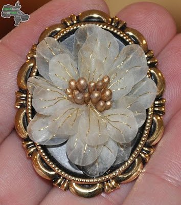 Você pode fazer bijuterias com escamas de peixe, pode fazer flores com escamas de peixe, pode fazer enfeites com escamas de peixe e pode decorar os mais diversos objetos com as peças feitas com escamas de peixe, como decorar quadros com flores feitas com escamas de peixe, por exemplo.