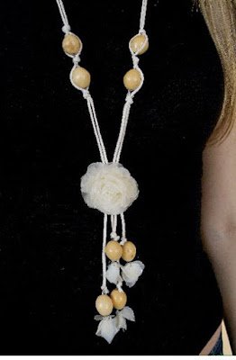 Você pode fazer bijuterias com escamas de peixe, pode fazer flores com escamas de peixe, pode fazer enfeites com escamas de peixe e pode decorar os mais diversos objetos com as peças feitas com escamas de peixe, como decorar quadros com flores feitas com escamas de peixe, por exemplo.