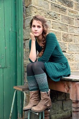 Os designers obviamente tentam seduzir. Muitas coleções têm como alvo a geração Z através de um guarda-roupa de colegial (visto no inverno passado), com meias até o joelho, meias de lã e polainas até à coxa ou meias opacas em cores vivas para usar tom sobre tom com mini peças de vestuário.