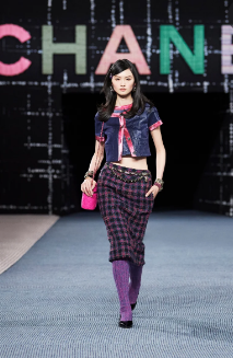 Os designers obviamente tentam seduzir. Muitas coleções têm como alvo a geração Z através de um guarda-roupa de colegial (visto no inverno passado), com meias até o joelho, meias de lã e polainas até à coxa ou meias opacas em cores vivas para usar tom sobre tom com mini peças de vestuário.