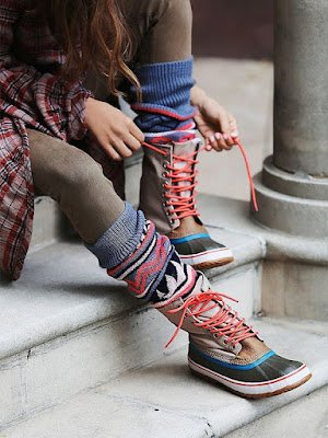 Os designers obviamente tentam seduzir. Muitas coleções têm como alvo a geração Z através de um guarda-roupa de colegial (visto no inverno passado), com meias até o joelho, meias de lã e polainas até à coxa ou meias opacas em cores vivas para usar tom sobre tom com mini peças de vestuário.