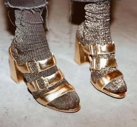 Os designers obviamente tentam seduzir. Muitas coleções têm como alvo a geração Z através de um guarda-roupa de colegial (visto no inverno passado), com meias até o joelho, meias de lã e polainas até à coxa ou meias opacas em cores vivas para usar tom sobre tom com mini peças de vestuário.