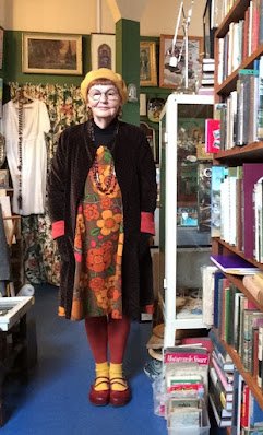 Os designers obviamente tentam seduzir. Muitas coleções têm como alvo a geração Z através de um guarda-roupa de colegial (visto no inverno passado), com meias até o joelho, meias de lã e polainas até à coxa ou meias opacas em cores vivas para usar tom sobre tom com mini peças de vestuário.