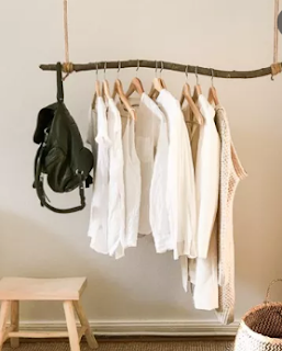 Vale decorar o mesmo espaço da arara com plantas, luzinhas de Natal, pôsteres, chapéus pendurados, tapetes felpudos e um espelho de corpo inteiro.