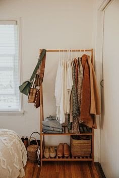 Vale decorar o mesmo espaço da arara com plantas, luzinhas de Natal, pôsteres, chapéus pendurados, tapetes felpudos e um espelho de corpo inteiro.