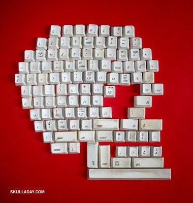 Agora, se isso se tornar uma ocorrência frequente, em breve você terá uma pilha de teclados estragados em algum canto do seu quarto, já que você tem consciência ecológica e não tenha tempo para descartá-los de maneira correta. Mas antes de descartá-los por que não reciclar esses teclados fazendo algo útil e bonito para sua casa ou para você usar?