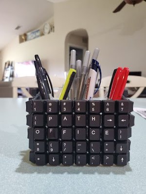 Agora, se isso se tornar uma ocorrência frequente, em breve você terá uma pilha de teclados estragados em algum canto do seu quarto, já que você tem consciência ecológica e não tenha tempo para descartá-los de maneira correta. Mas antes de descartá-los por que não reciclar esses teclados de computador fazendo algo útil e bonito para sua casa ou para você usar?