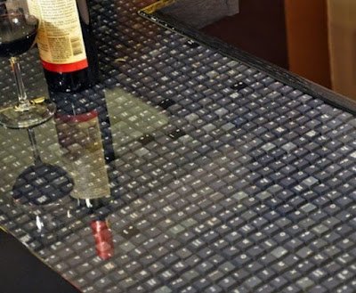 Agora, se isso se tornar uma ocorrência frequente, em breve você terá uma pilha de teclados estragados em algum canto do seu quarto, já que você tem consciência ecológica e não tenha tempo para descartá-los de maneira correta. Mas antes de descartá-los por que não reciclar esses teclados fazendo algo útil e bonito para sua casa ou para você usar?