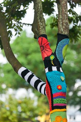 É uma intervenção artística que invadiu as ruas do mundo, trazendo cor, alegria e trabalho artesanal com fios, adornando estátuas, pontes, árvores, bicicletas, ônibus e muito mais.