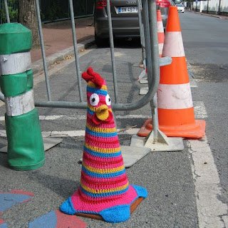 É uma intervenção artística que invadiu as ruas do mundo, trazendo cor, alegria e trabalho artesanal com fios, adornando estátuas, pontes, árvores, bicicletas, ônibus e muito mais.