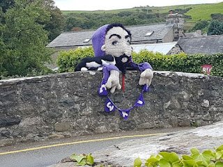 É uma intervenção artística que invadiu as ruas do mundo, trazendo cor, alegria e trabalho artesanal com fios, adornando estátuas, pontes, árvores, bicicletas, ônibus e muito mais.