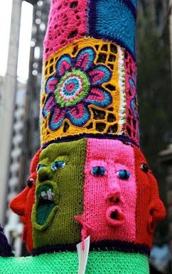 É uma intervenção artística que invadiu as ruas do mundo, trazendo cor, alegria e trabalho artesanal com fios, adornando estátuas, pontes, árvores, bicicletas, ônibus e muito mais.