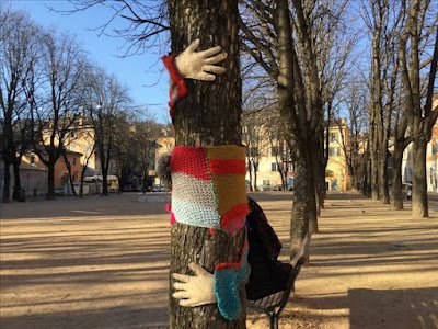 É uma intervenção artística que invadiu as ruas do mundo, trazendo cor, alegria e trabalho artesanal com fios, adornando estátuas, pontes, árvores, bicicletas, ônibus e muito mais.