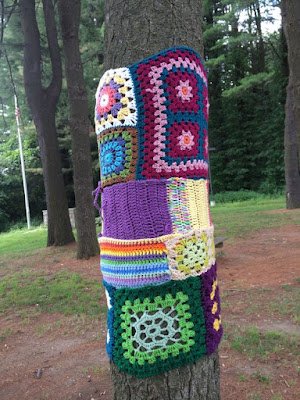 É uma intervenção artística que invadiu as ruas do mundo, trazendo cor, alegria e trabalho artesanal com fios, adornando estátuas, pontes, árvores, bicicletas, ônibus e muito mais.