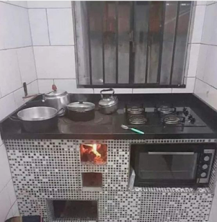 Do tempo da vovó ficaram as boas lembranças, mas, em termos de design e eficiência, muita coisa mudou, e hoje é possível incorporar fogões a lenha em projetos atuais e minimalista.