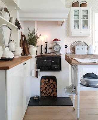 Do tempo da vovó ficaram as boas lembranças, mas, em termos de design e eficiência, muita coisa mudou, e hoje é possível incorporar fogões a lenha em projetos atuais e minimalista.