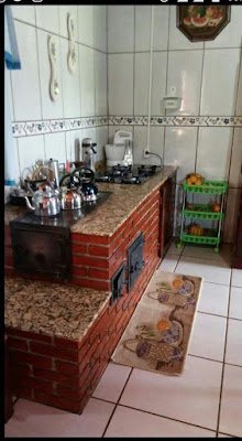 Do tempo da vovó ficaram as boas lembranças, mas, em termos de design e eficiência, muita coisa mudou, e hoje é possível incorporar fogões a lenha em projetos atuais e minimalista.