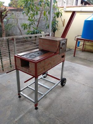 Do tempo da vovó ficaram as boas lembranças, mas, em termos de design e eficiência, muita coisa mudou, e hoje é possível incorporar fogões a lenha em projetos atuais e minimalista.