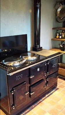 Do tempo da vovó ficaram as boas lembranças, mas, em termos de design e eficiência, muita coisa mudou, e hoje é possível incorporar fogões a lenha em projetos atuais e minimalista.