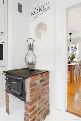 Do tempo da vovó ficaram as boas lembranças, mas, em termos de design e eficiência, muita coisa mudou, e hoje é possível incorporar fogões a lenha em projetos atuais e minimalista.