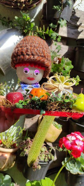 Bonequinho de lâmpadas para suculentas: Você pode fazer esse lindo bonequinho com a ajuda das crianças, pedindo pra que desenhem o rostinho e deem ideias.