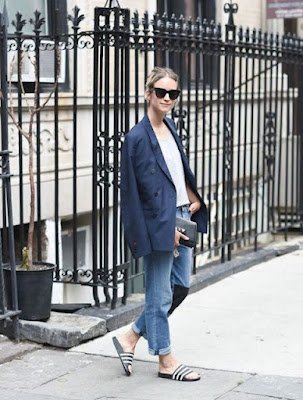 Tanto no verão, como também no inverno, as sandálias slide são uma ótima opção para os seus looks informais.