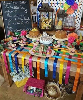 Se você quer mandar bem na hora de decorar a sua festa julina vale a pena investir em sua criatividade sem mexer muito no bolso e se você quer sair do óbvio, então vamos te ajudar a mandar bem na hora de decorar sua festa.