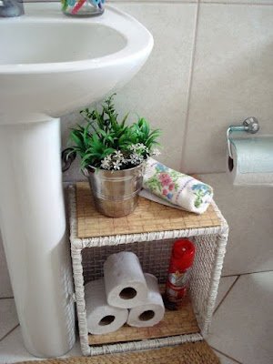 Por ser pequeno, o banheiro é um ambiente bastante propenso a acumular bagunça. Muitas vezes, parece impossível organizar tudo o que precisamos. Se você sente que precisa organizar o banheiro e colocar ordem nas coisas de uma vez por todas, o post de hoje é para você!     Como organizar banheiros