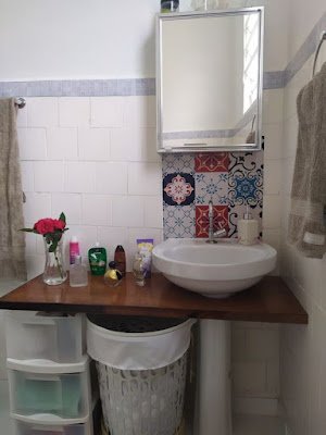 Por ser pequeno, o banheiro é um ambiente bastante propenso a acumular bagunça. Muitas vezes, parece impossível organizar tudo o que precisamos. Se você sente que precisa organizar o banheiro e colocar ordem nas coisas de uma vez por todas, o post de hoje é para você!     Como organizar banheiros
