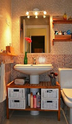 Por ser pequeno, o banheiro é um ambiente bastante propenso a acumular bagunça. Muitas vezes, parece impossível organizar tudo o que precisamos. Se você sente que precisa organizar o banheiro e colocar ordem nas coisas de uma vez por todas, o post de hoje é para você!     Como organizar banheiros