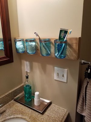 Por ser pequeno, o banheiro é um ambiente bastante propenso a acumular bagunça. Muitas vezes, parece impossível organizar tudo o que precisamos. Se você sente que precisa organizar o banheiro e colocar ordem nas coisas de uma vez por todas, o post de hoje é para você!     Como organizar banheiros