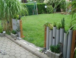 As cercas no jardim ou na sua horta são importantes para a proteção e demarcação do espaço, mas também servem para embelezar.